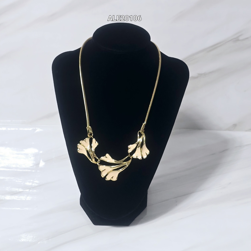 Trifari Gold Tone Leaf Necklace New.